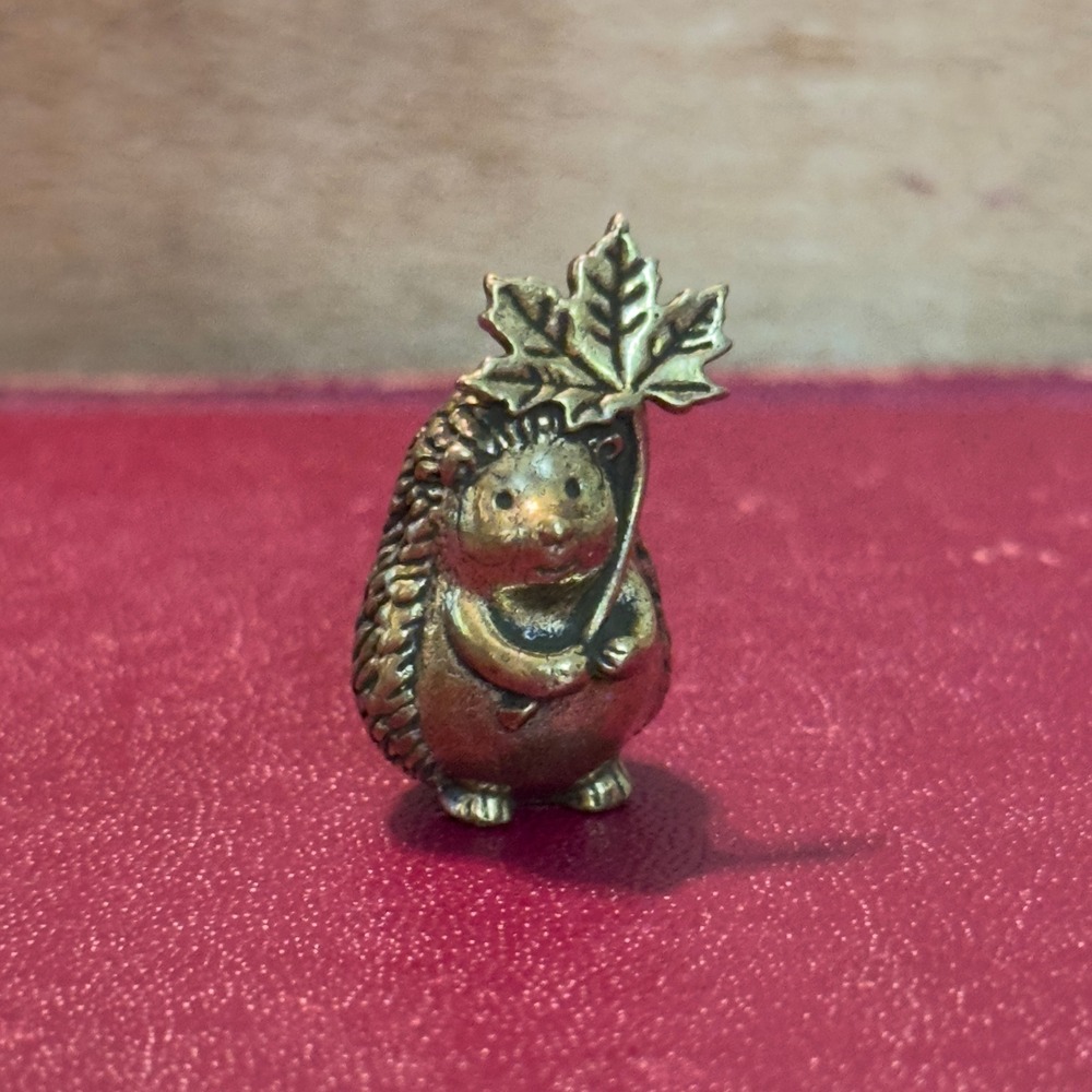 BG16 Hedgehog Figurine Gold Tone Miniature Leaf Umbrella Vintage Style 1in - Picture 3 of 7